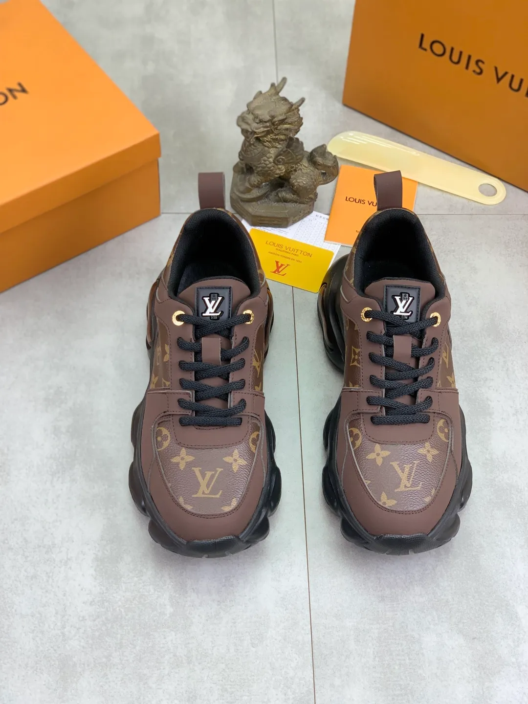 Men's men's shoes💰P440💰[New model]🆘[Louis Vuitton] LV official website latest model🎁casual and fashionable men's shoes👟hot style💥simple and elegant style, exclusive for trendy men. Unique official website latest brand elements👑original decoration, fashionable and generous, the fabric is made of original calfskin➕comfortable and breathable mesh lining➕pig skin lining ✅The official website specifies wear-resistant casual outsole, the classic model is taken in real life🎬Color: 5️⃣colors available😍Number of codes: 38-44 (45 46 customized)